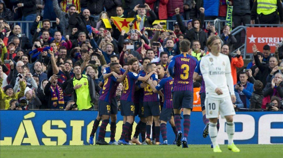 Los jugadores del Barça celebran el primer gol, obra de Coutinho