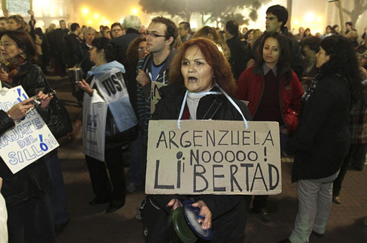 Centenars de persones es manifesten a Buenos Aires per tercera setmana consecutiva per reclamar canvis en les polítiques de la presidenta argentina, Cristina Fernández.