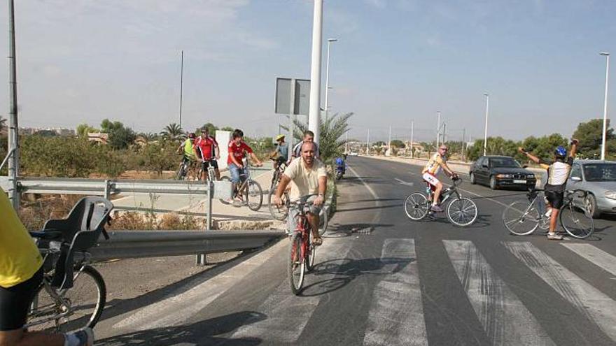 Una imagen de ciclistas en el carril-bici de la Vía Parque, que no tiene continuidad al cortarse al llegar a una de las rotondas de dicha carretera