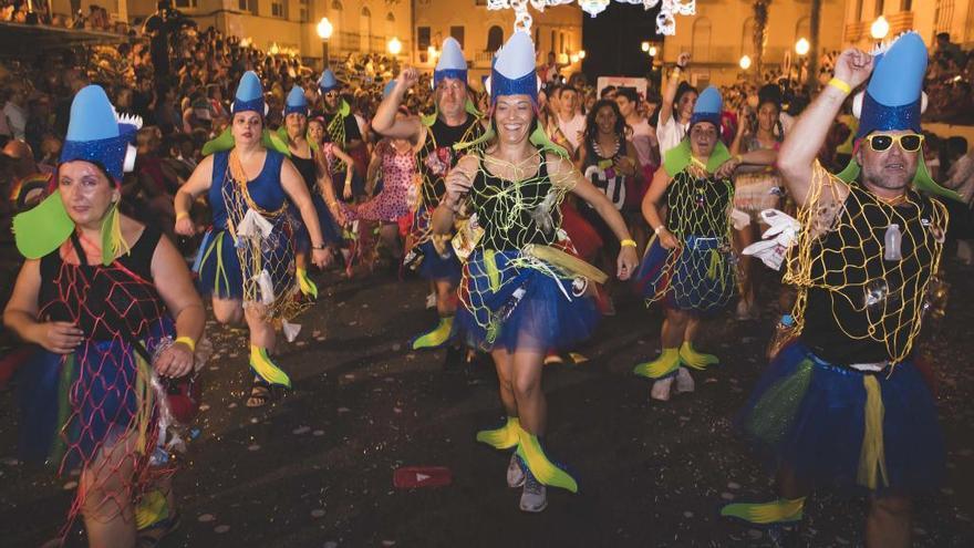 La comisión de fiestas Clara Campoamor gana el primer premio de la Charanga con el tema &quot;Contaminación en el Mediterráneo&quot;.