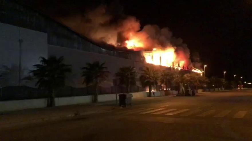 Arde una nave en El Saladar, Totana