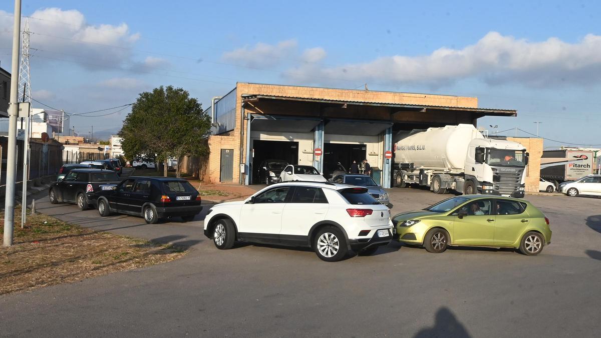 Coches haciendo cola en la ITV de Castelló, este año.