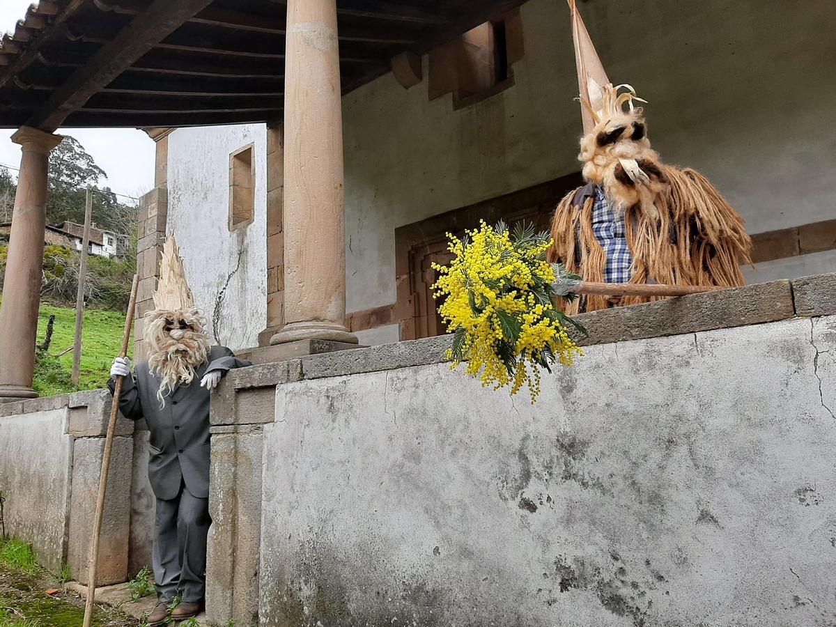 Los Mazacaraos invaden Rozaes para recuperar una tradición que goza de buena salud: el Domingo´l Gordu de la parroquia, en imágenes