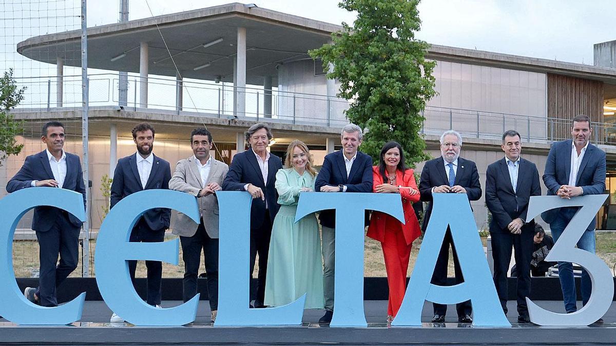 La presidenta del Celta, Marián Mouriño, el presidente de la Xunta, Alfonso Rueda, el presidente de la Diputación, Luis López, y la alcaldesa de Mos, Nidia Arévalo, entre otras autoridades, durante la presentación de Celta360..