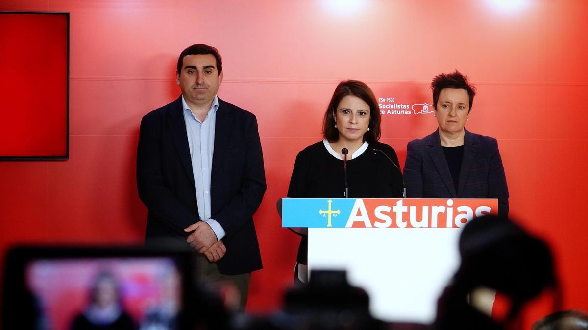 Adriana Lastra, entre el diputado Roberto García Morís y la senadora María Fernández