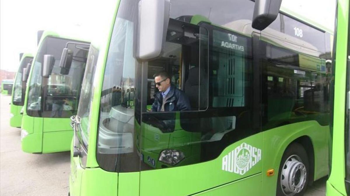 Un conductor de Aucorsa espera la salida del autobús que conduce.
