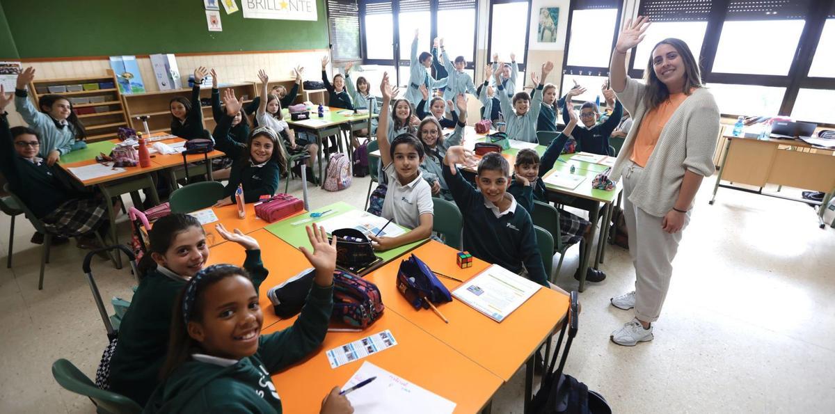 Los alumnos de 4.º de Primaria del colegio Santa Teresa de Jesús, de Oviedo, y la profesora Lorena Fernández, despidiendo ayer el curso. | Miki López