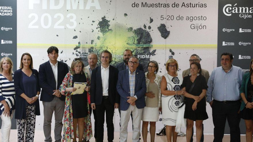 Borja Sánchez, Loli Olavarrieta, Pablo Pardo y Aníbal Vázquez, en el centro, entre los asistentes a la jornada de «Mierenses en el Mundo». | Marcos León