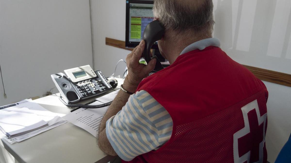 Cruz Roja hará seguimiento telefónico a más de 1.000 mayores por el calor