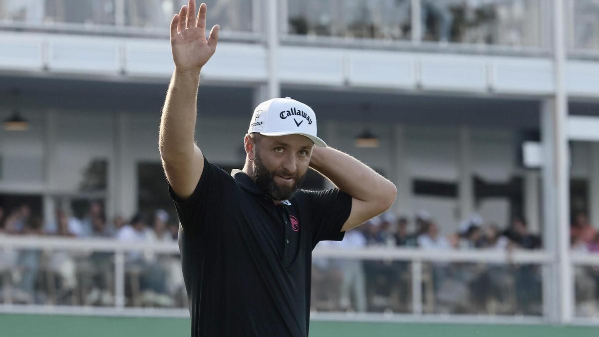 Rahm saluda en un torneo de golf.