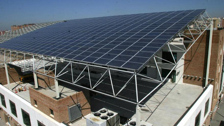 Placas solares en un edificio de la capital.