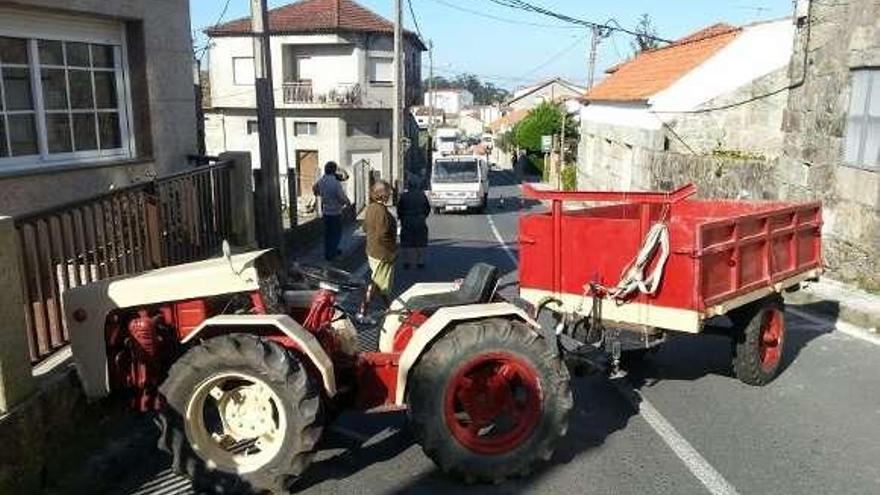 El tractor se empotró finalmente contra el cierre de una vivienda./ FDV