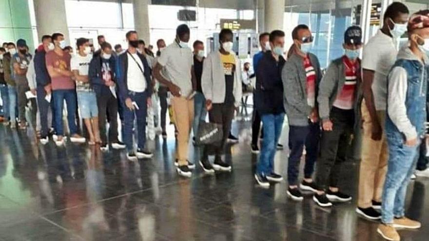 Un grup d&#039;immigrants esperant la seva deportació en un aeroport de la UE.