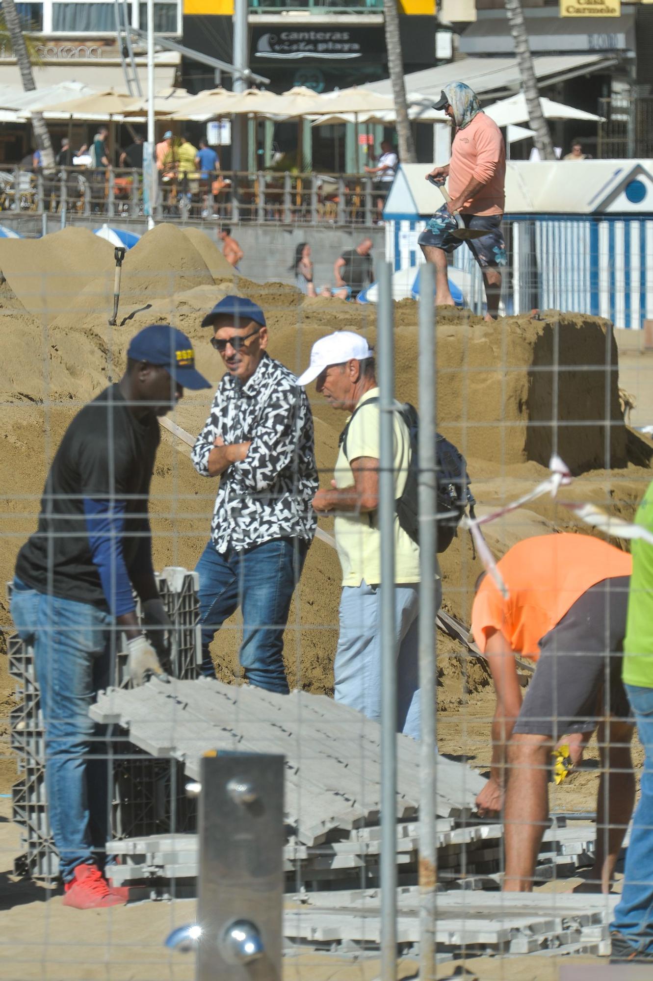 Construcción de los belenes de arena en Las Canteras