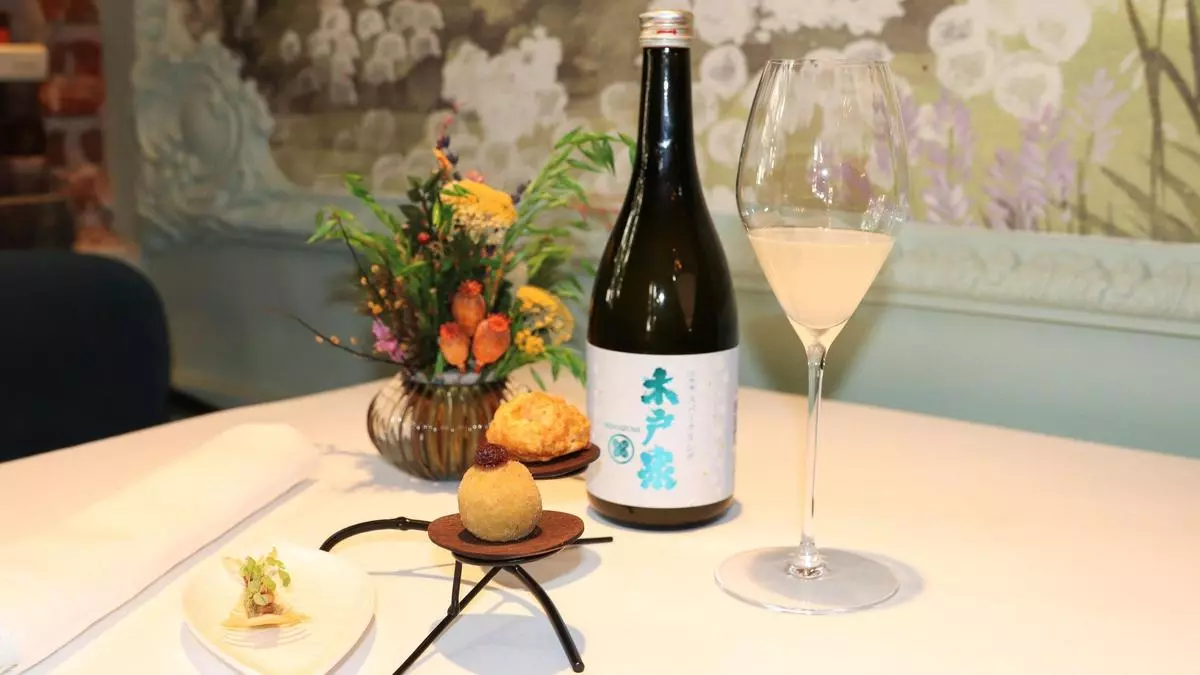 Francia se rinde ante el sake japonés: una conexión que florece en Le Bistroman de Madrid