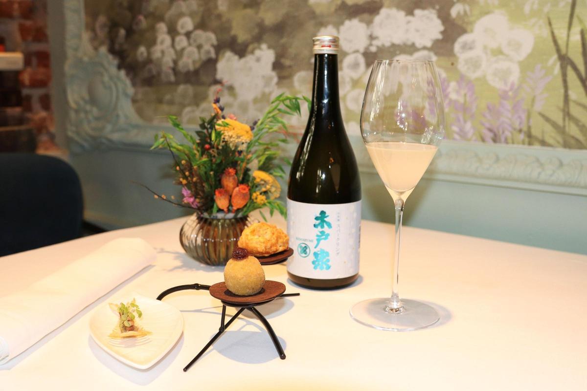 Tartaleta de brandada, 'pissaladière' reinventada y croqueta de pato con  Kidoizumi Sparkling, un sake espumoso.