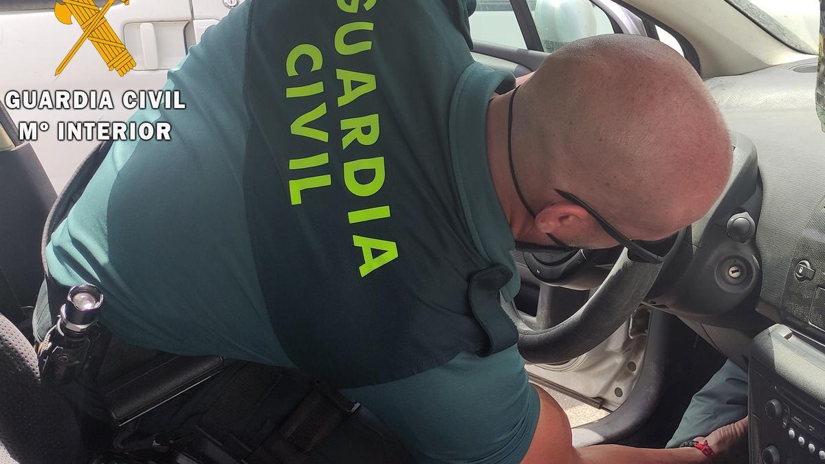 Un agente de la Guardia Civil inspecciona un vehículo.