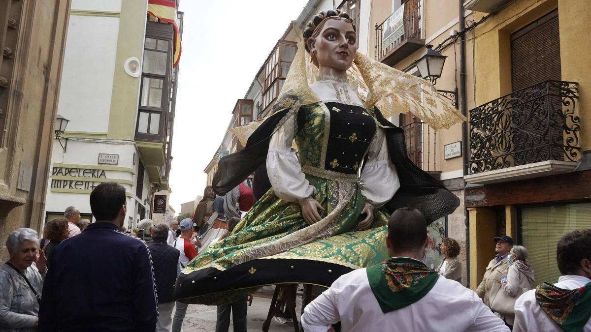 VÍDEO | Un desfile de altura: un centenar de gigantes y cabezudos toman Zamora