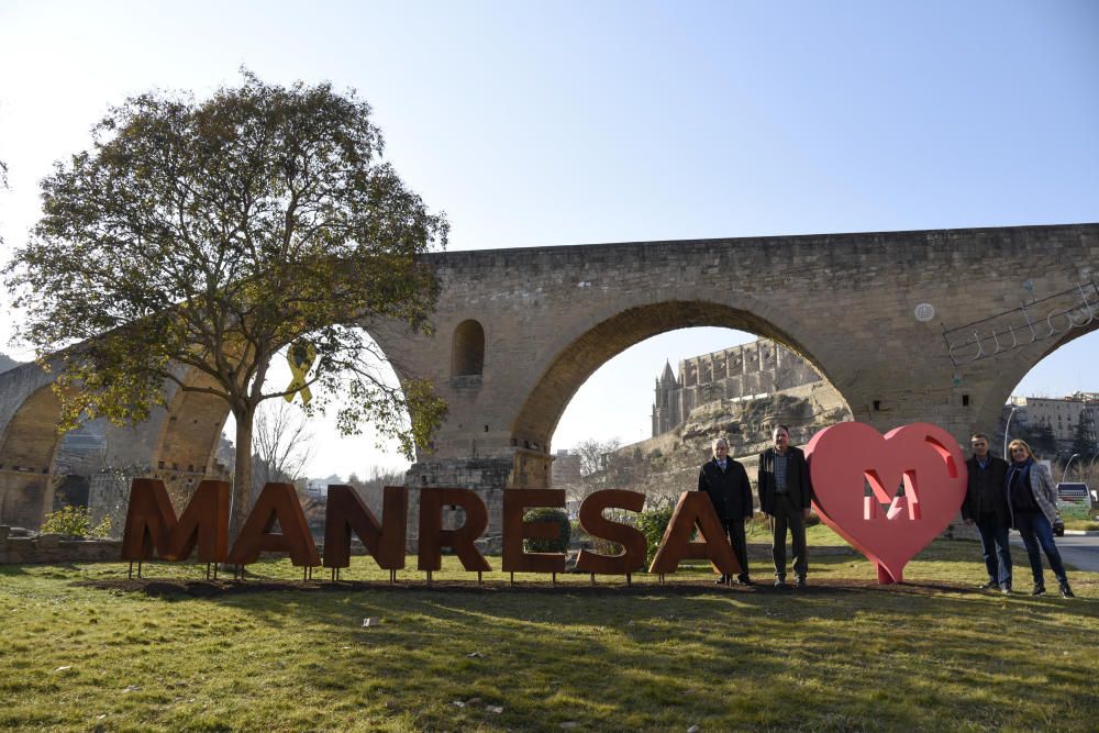 Instal·len un rètol gegant identificatiu de Manresa al pont Vell