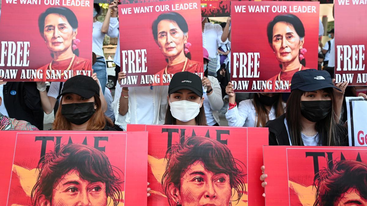 Manifestantes reclaman la libertad de Aung San Suu Kyi en las calles de Yangón, el pasado 13 de febrero.