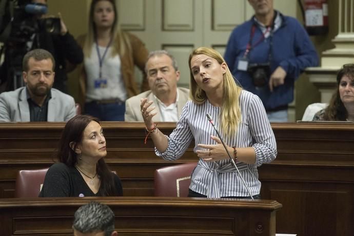 Delia Padrón Pleno del Parlamento de Canarias , Santa Cruz de Tenerife , presidente Fernando Clavijo CC