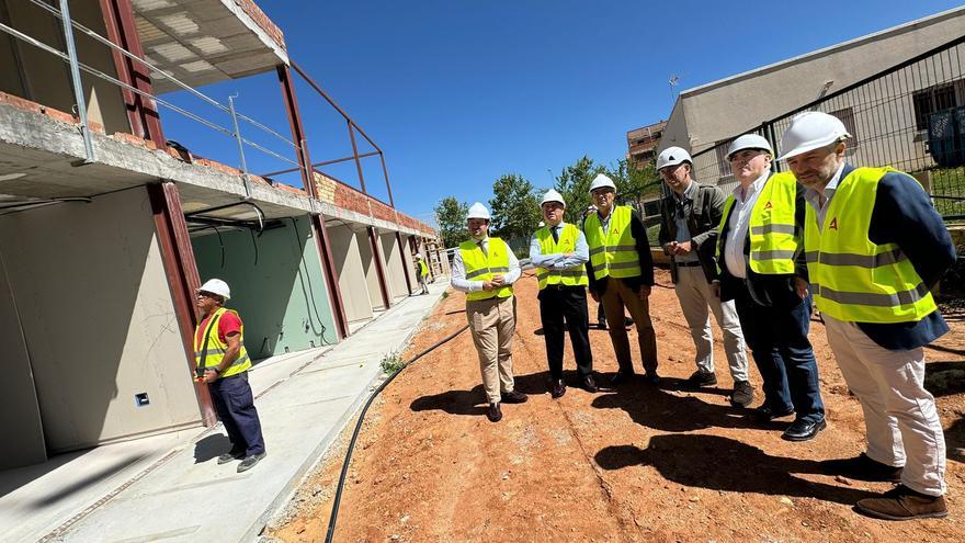 El presidente de la Diputación de Málaga, Francisco Salado, el alcalde, Manuel Barón, en la visita de las obras del nuevo Parque de Bomberos de Antequera