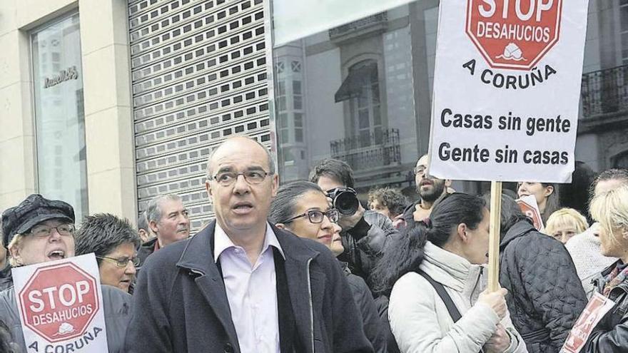 Jorquera, en la concentración contra el deshaucio de Aurelia Rey, en febrero de 2013. // 13FOTOS