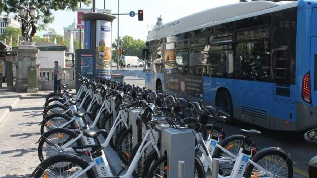 Almeida asegura que la línea de EMT que rodeará Centro comenzará el 15 de septiembre. En la foto, una estación de Bicimad, en Madrid.