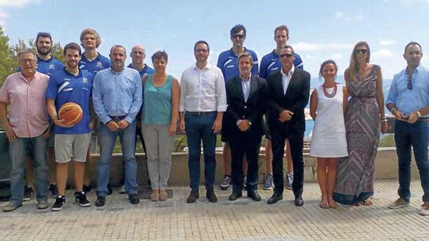 Los organizadores del Trofeu Ciutat de Palma posan ayer durante la presentación del torneo en el Castell de Bellver.