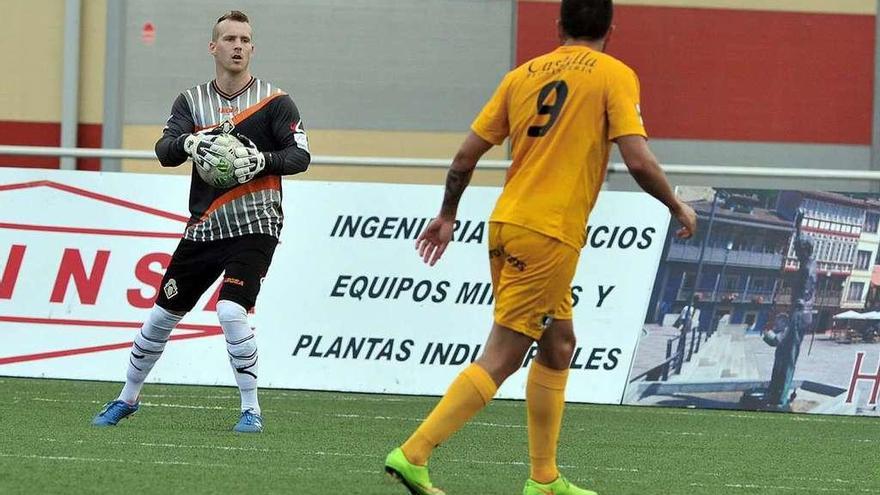 Bussman, con el balón entre las manos, con el delantero del Burgos Adrián delante.