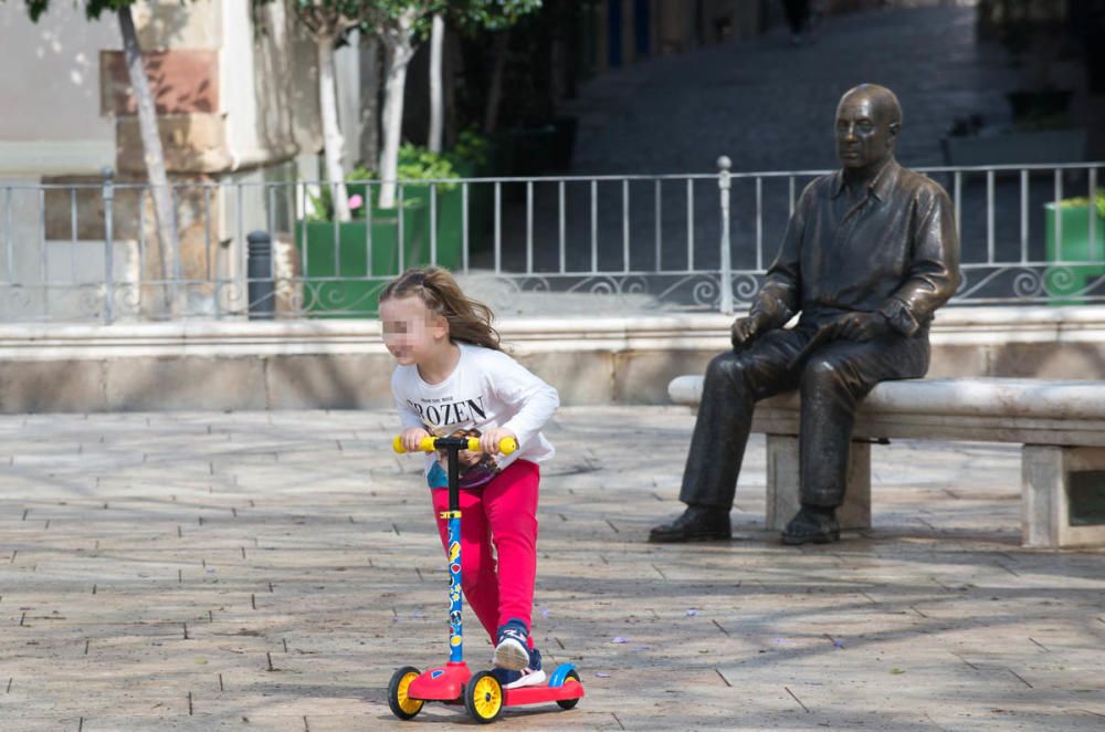 Padres e hijos aprovechan el primer día del desconfinamiento parcial de los niños menores de 14 años para dar un paseo por calles y plazas del Centro de Málaga. En la playa, algunos pequeños aprovechaban para remojarse los pies, bordeando una de las prohibiciones de esta nueva medida.