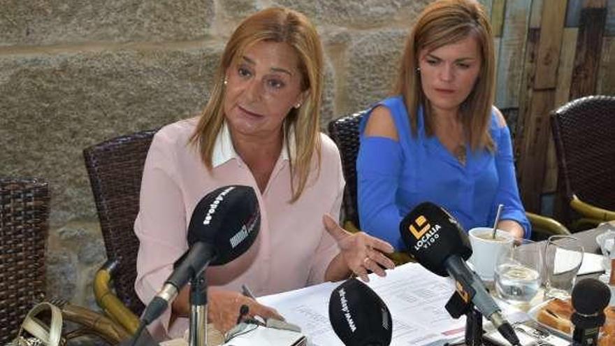 Carmela Silva y la diputada Digna Rivas, ayer, en Redondela. // FdV