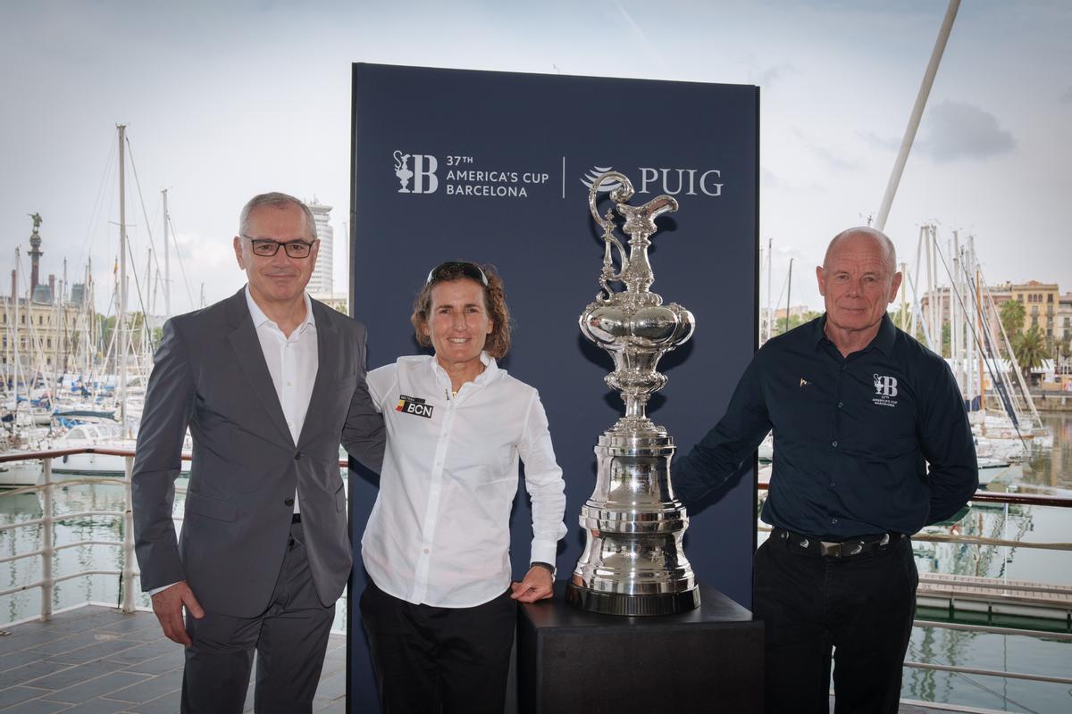 El presidente ejecutivo de Puig, Marc Puig, la entrenadora del equipo femenino Sail Team BCN, Mónica Azón, y el director ejecutivo de ACE, Grant Dalton, este jueves en el Real Club Náutico de Barcelona.