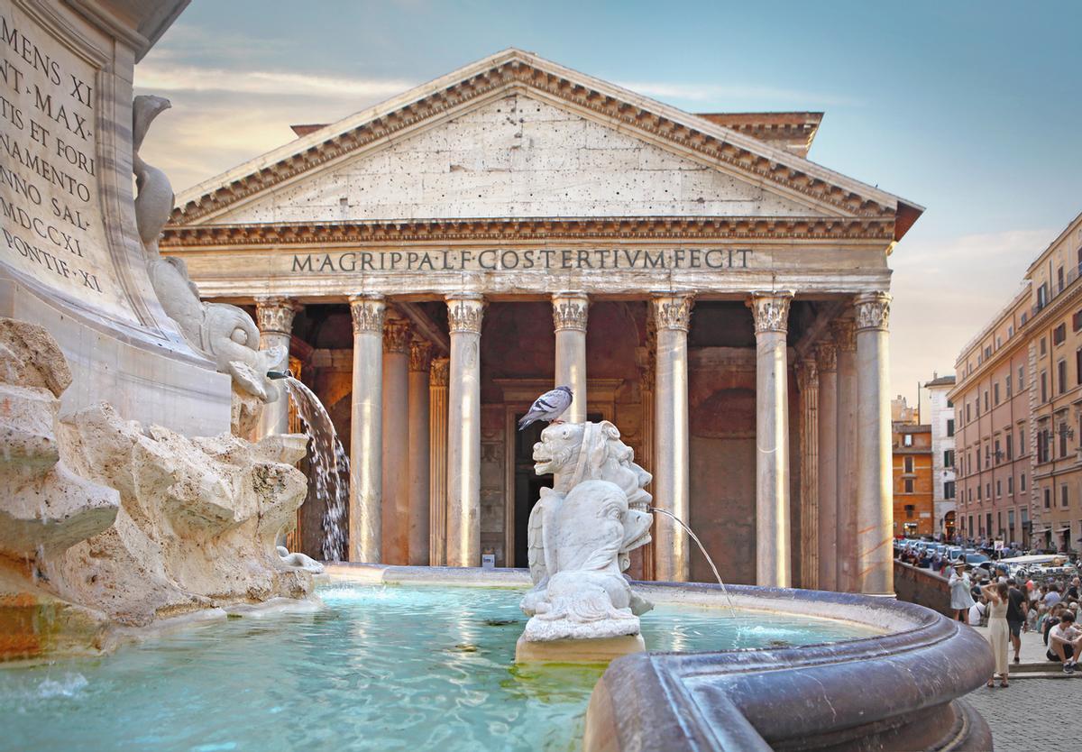 Fuente y Panteón en Roma.