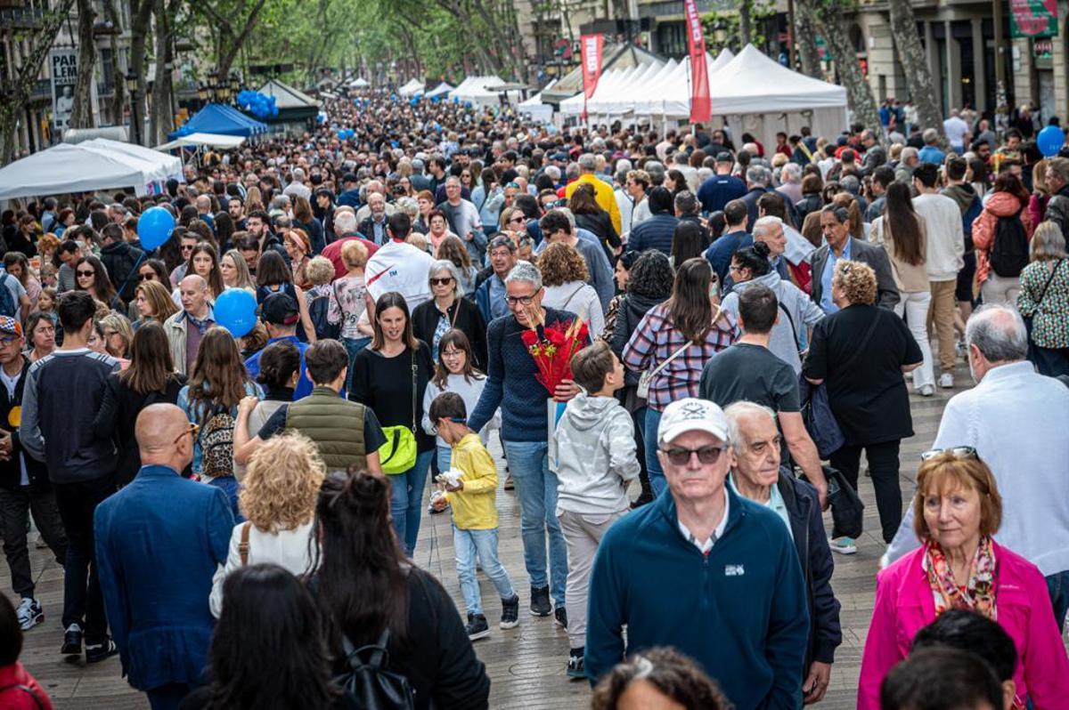 Calles abarrotadas en el centro de Barcelona por Sant Jordi