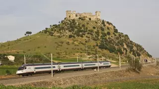 La avería de un tren Alvia en Almodóvar obliga al traslado en autobús de los viajeros