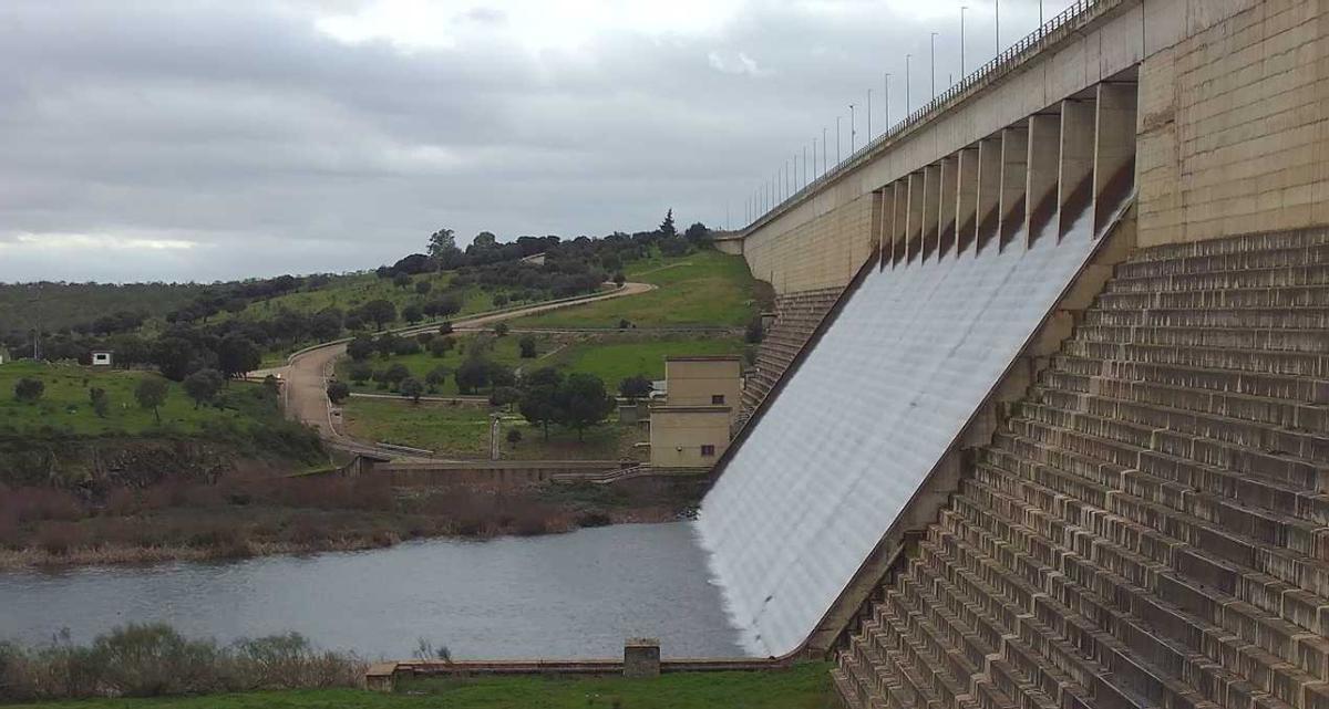 Presa de Sierra Brava, aliviando agua esta semana.