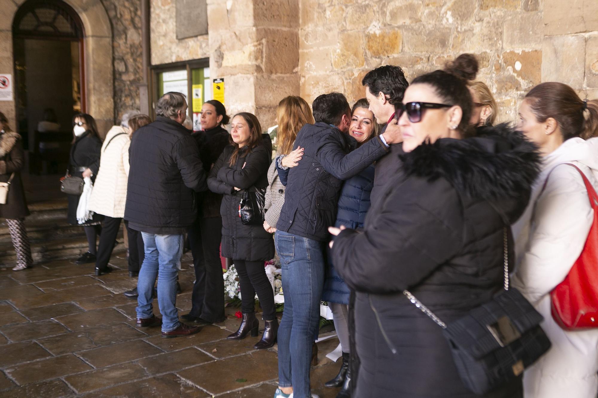 En imágenes: último adiós a "Angelín el del aeropuerto" en Avilés