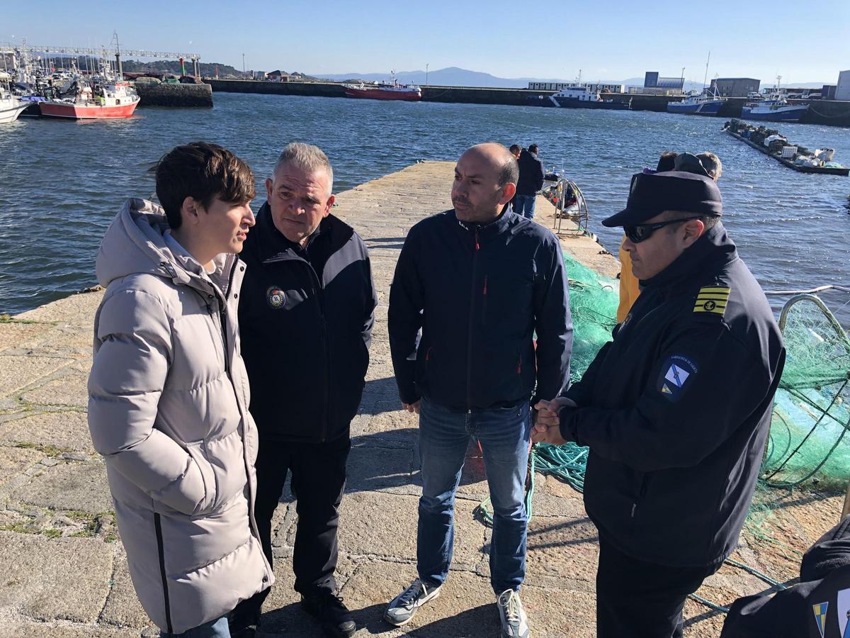 Luis Pérez, izquierda, y Fernando Abraldes, tercero por la izquierda, charlando con Amador Castro.