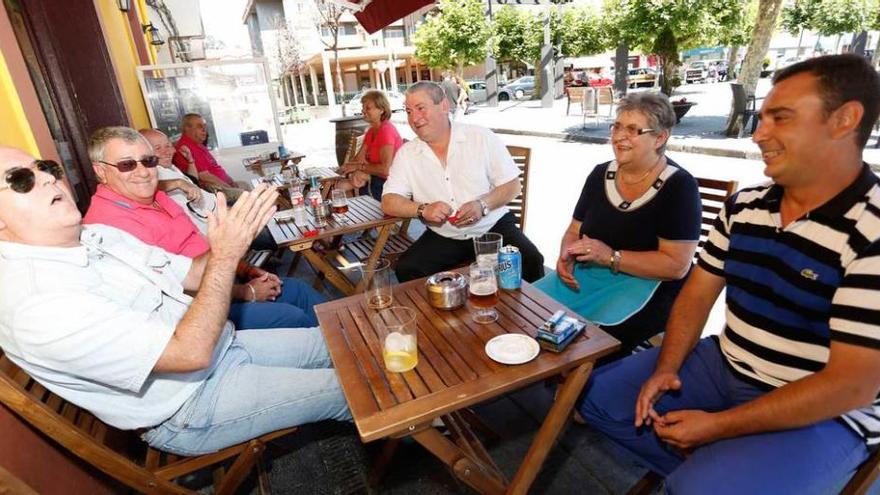 José María Martínez, Rufino Menéndez, Juan Ramón Álvarez, Josefa Barriga y Juan Castro comentan la posible identidad del afortunado en la primitiva mientras toman un aperitivo.