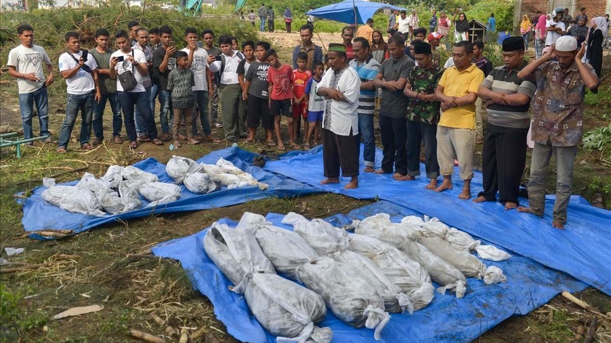 Funeral por algunas de las víctimas del tsunami.