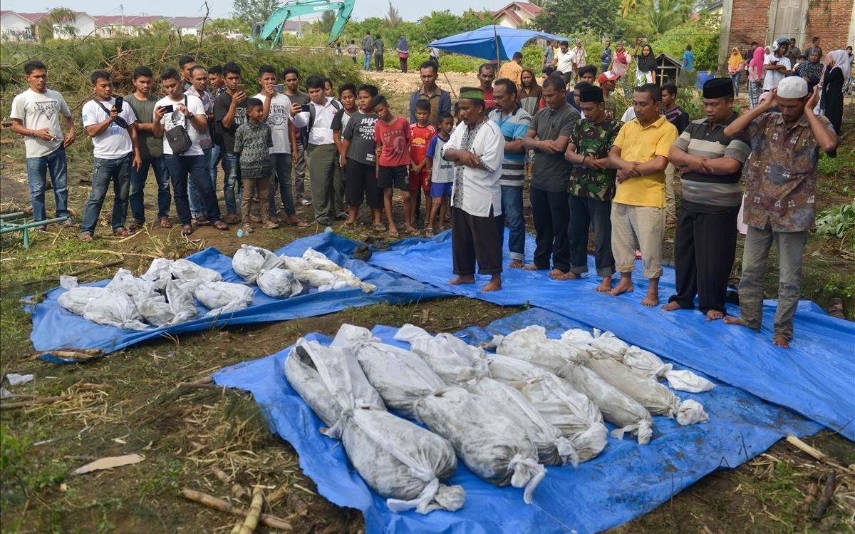 zentauroepp46353378 indonesian villagers perform funeral prayers on the discover181224140804