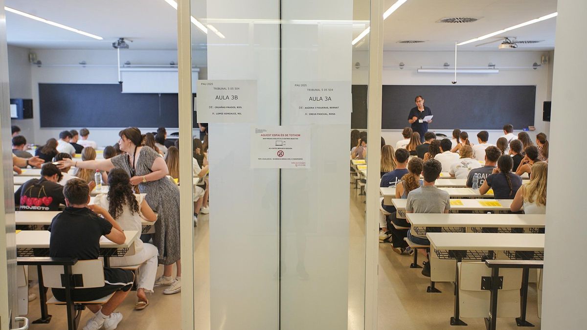 Alumnes fent les PAU a la Facultat de Dret de la UdG.