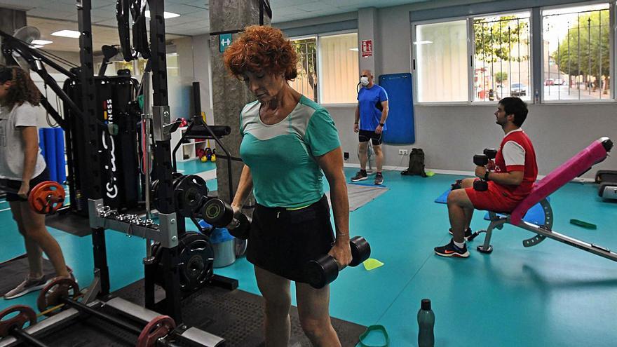 Entre los usuarios de gimnasios, como el M10 de Murcia, aún hay división sobre si usarla o no mientras se hace deporte. | ISRAEL SÁNCHEZ