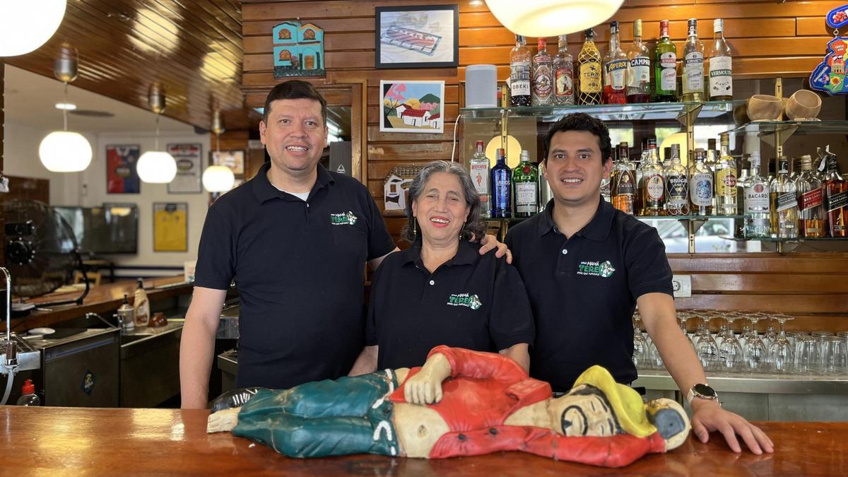 Roberto, Mamá Tere y Alejandro: tres generaciones en Mamá Tere.