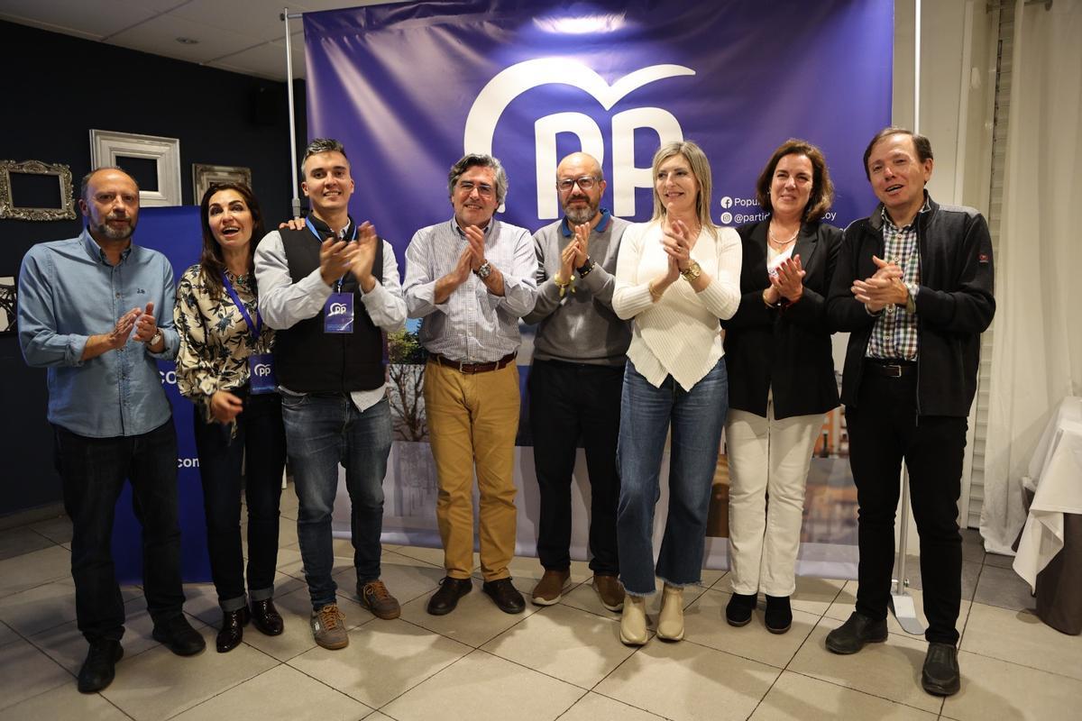 Los ocho concejales electos del PP de Alcoy.