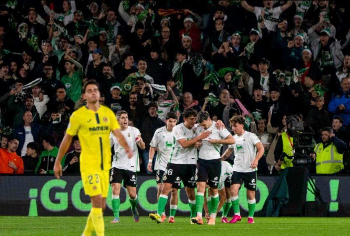 Los jugadores del Racing de Santander celebrando el primer tanto de Arana
