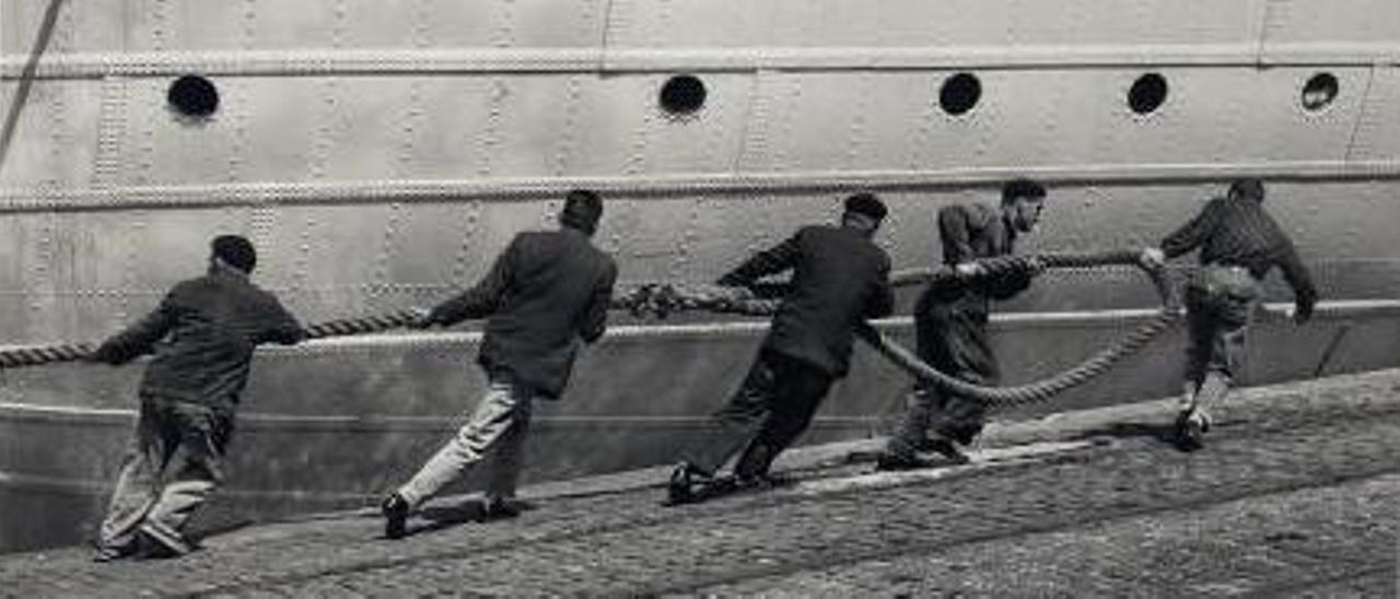 Homes amarrando un barco en Vigo.