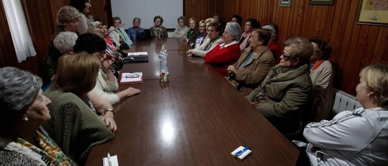 Las integrantes del colectivo de viudas &quot;Villa de Avilés&quot;, ayer, reunidas en la iglesia de Sabugo.