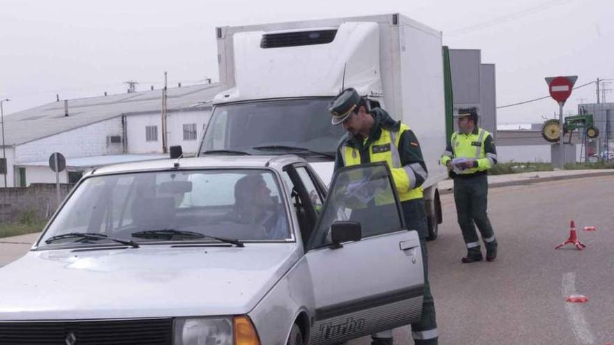 Un control de la Guardia Civil, a las afueras de la capital zamorana.